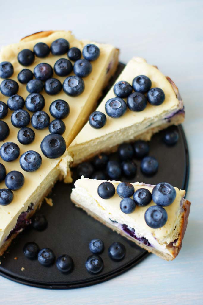kremowy sernik z chrupiącymi borówkami
