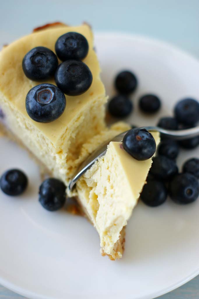 porcja sernika z borówkami