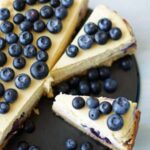 aksamitny sernik z borówkami amerykańskimi