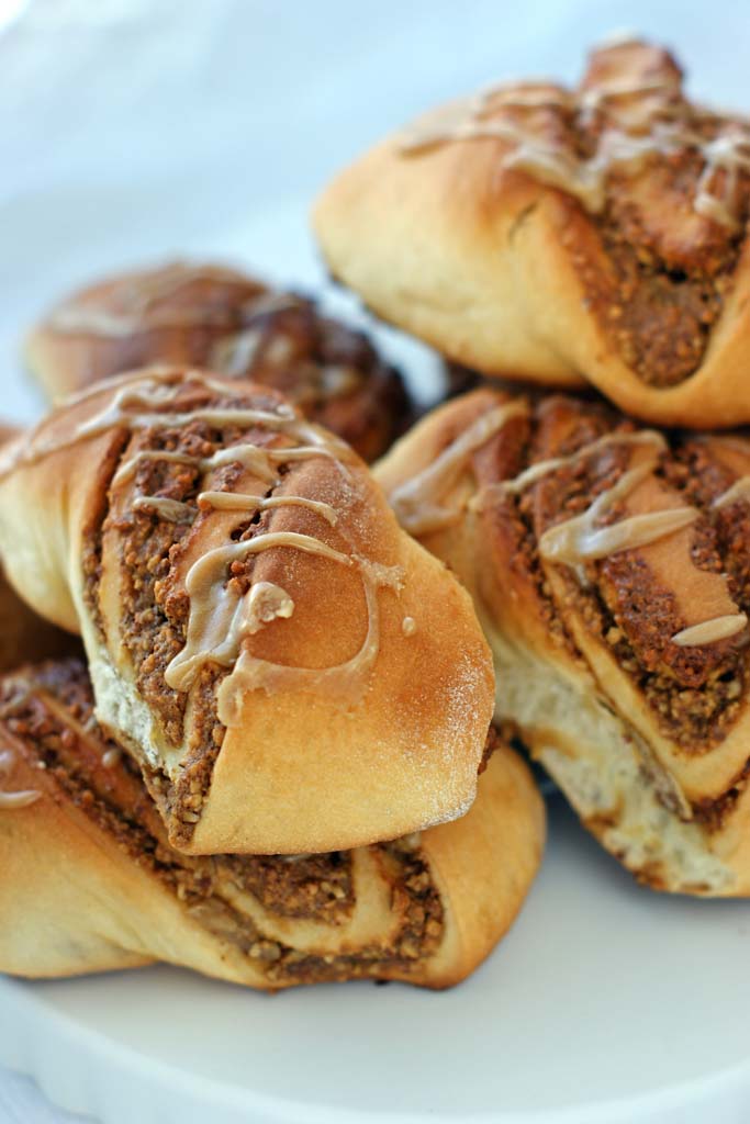 puszyste drożdżówki z masą migdałową i lukrem