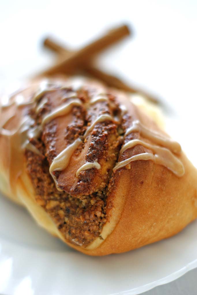 Chrupiąca, złotobrązowa drożdżówka z migdałami i lukrem