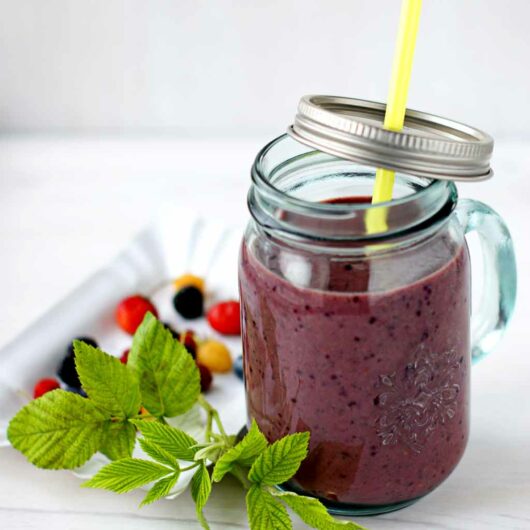 koktajl z czerwonych owoców jagodowych, jabłka i jarmuża