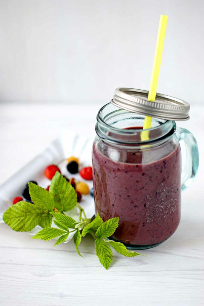 koktajl z czerwonych owoców jagodowych, jabłka i jarmuża