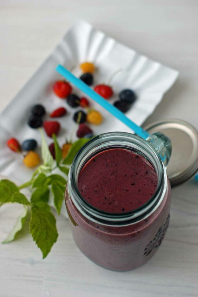 energetyczna porcja koktajlu z owoców, jarmuża i maślanki