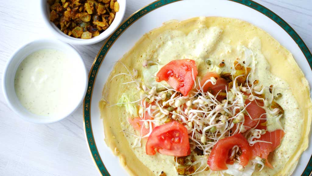 naleśnikowa tortilla z łososiem i awokado