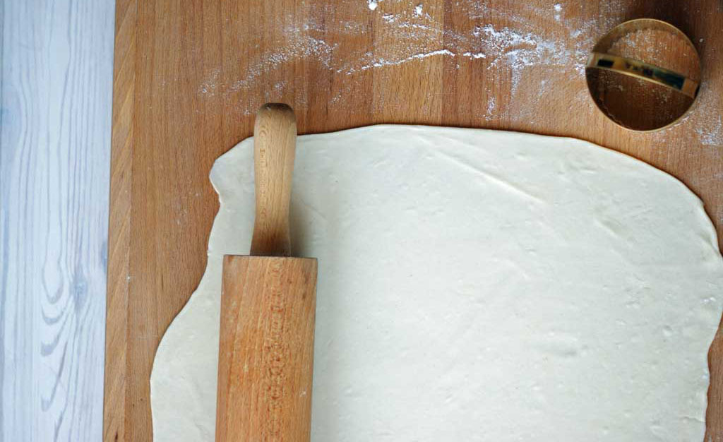 Rozwałkowana porcja ciasta na pierogi i uszka.