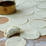 Wykrojone krążki z ciasta na pierogi i uszka.