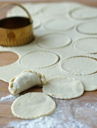 Wykrojone krążki z ciasta na pierogi i uszka.