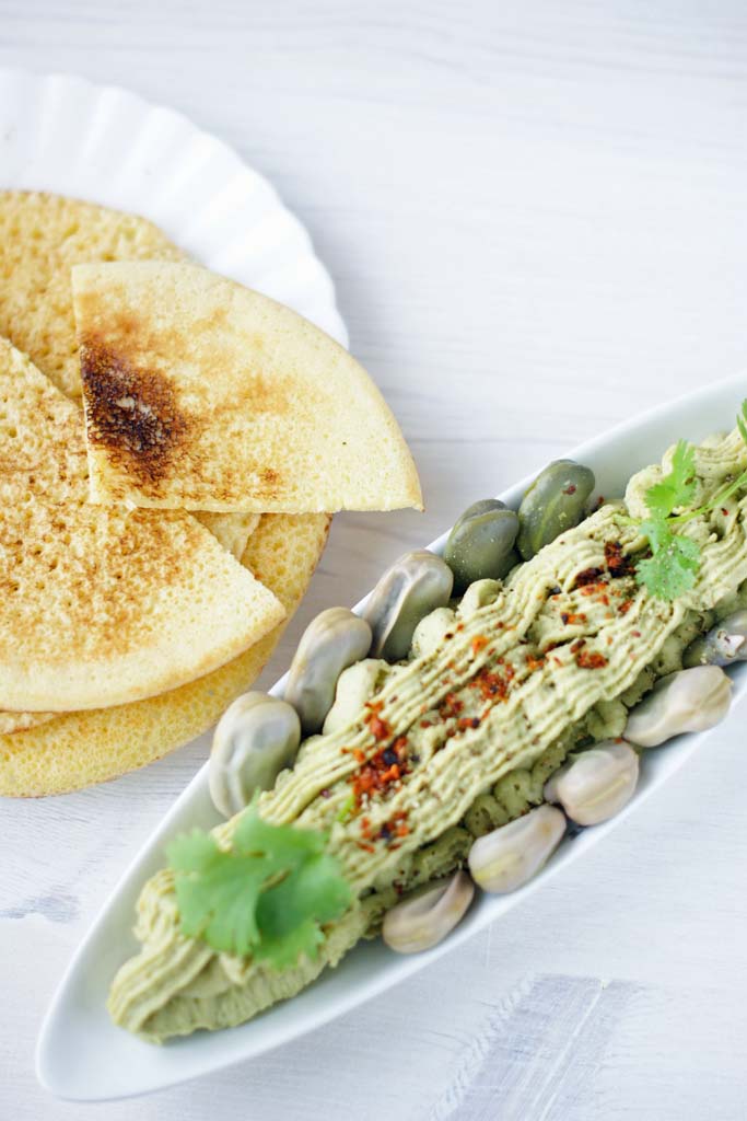 Chrupiące naleśniki jaglane serwowane z pastą z bobu.