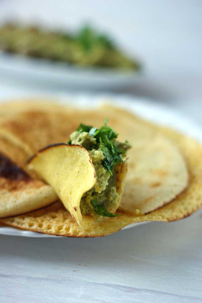 jaglane nachos z pastą z bobu