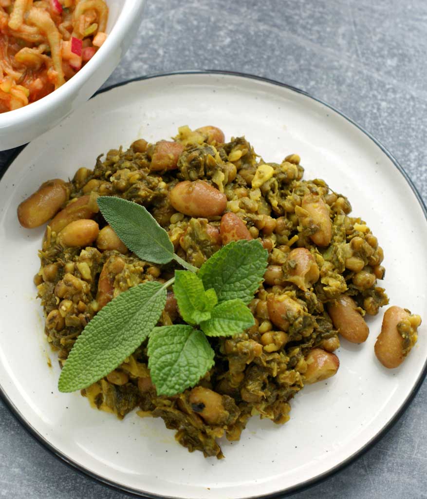 Potrawa z duszonej zieleniny, gotowanej fasolki mung, suszonej cytryny loomi