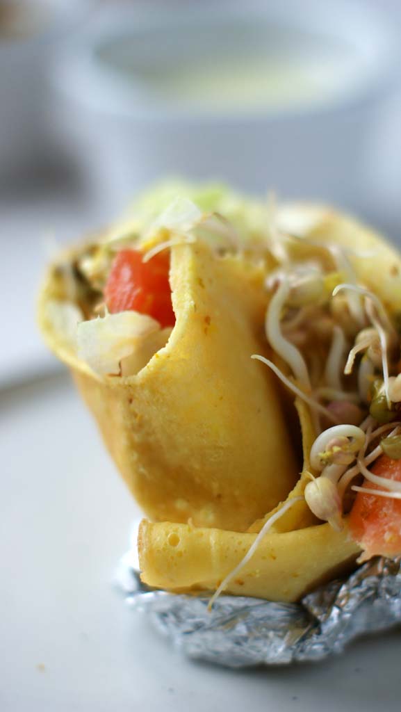 naleśnikowa tortilla z łososiem i awokado