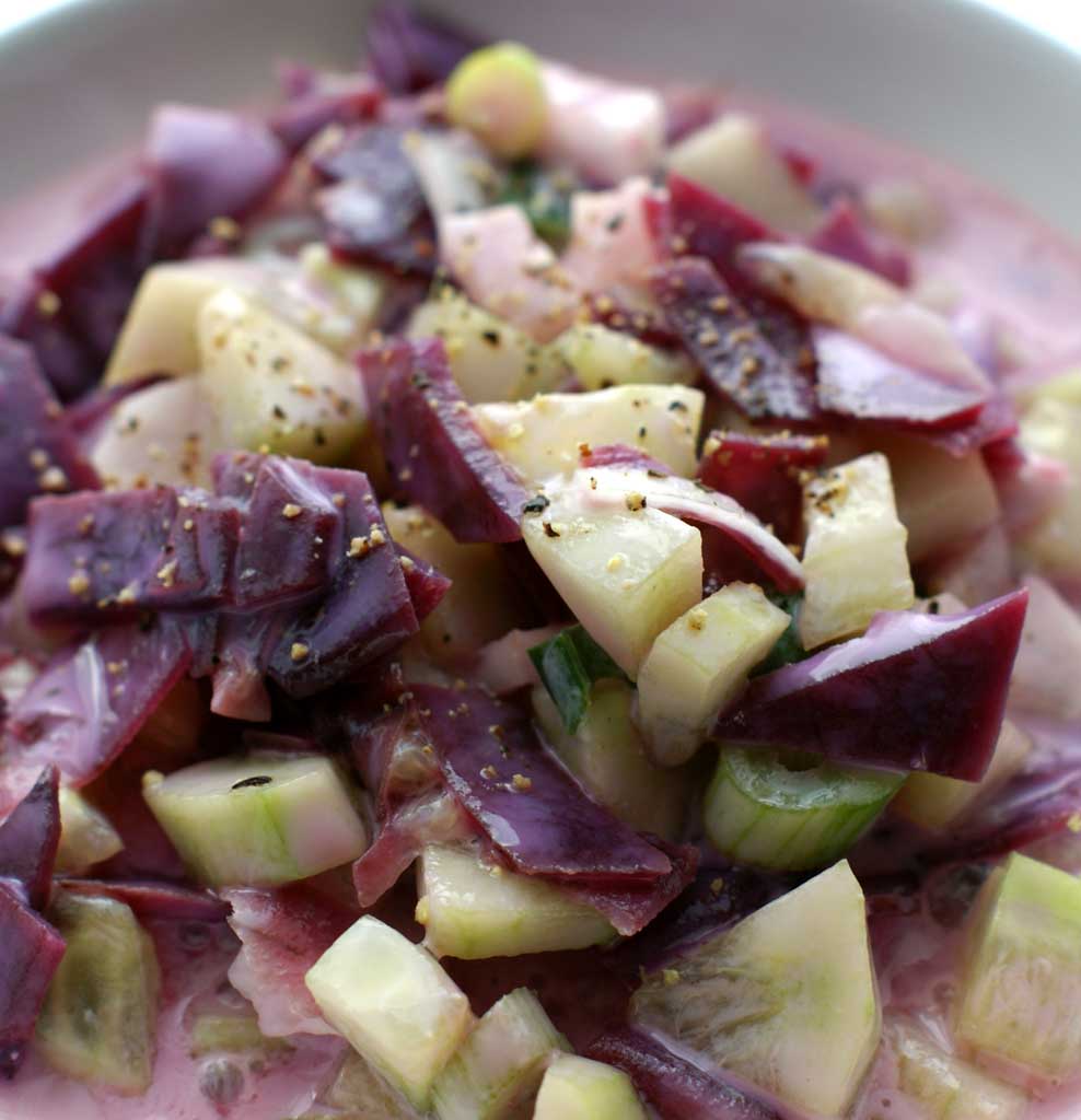 Chłodnik z buraków kiszonych i ogórków w postaci sałatki.