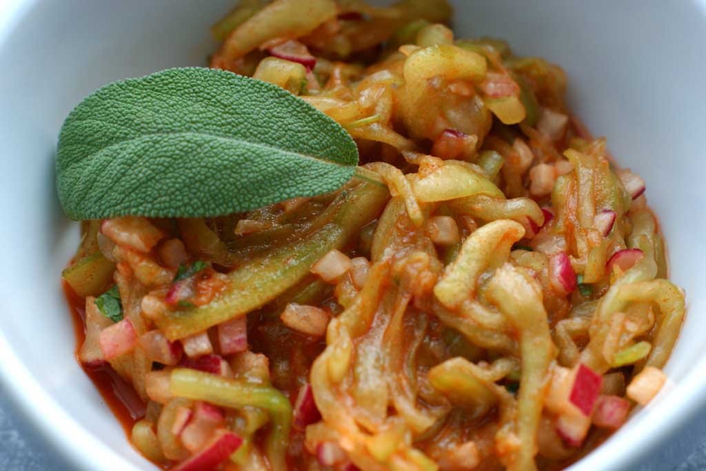 Sałatka z ogórków z pastą gochujang