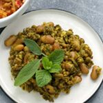 Potrawa z duszonej zieleniny, gotowanej fasolki mung, suszonej cytryny loomi