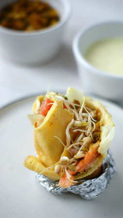 naleśnikowa tortilla z łososiem i awokado