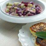 Chłodnik z buraków kiszonych i ogórków w postaci sałatki.