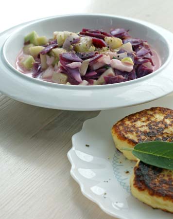 Chłodnik z buraków kiszonych i ogórków w postaci sałatki.