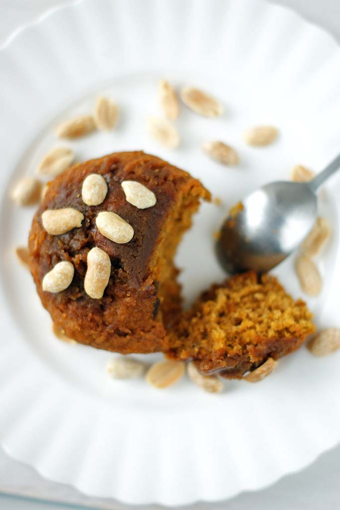 Delikatne wnętrze babeczki orzechowej, energetyczna przekąska z masłem fistaszkowym