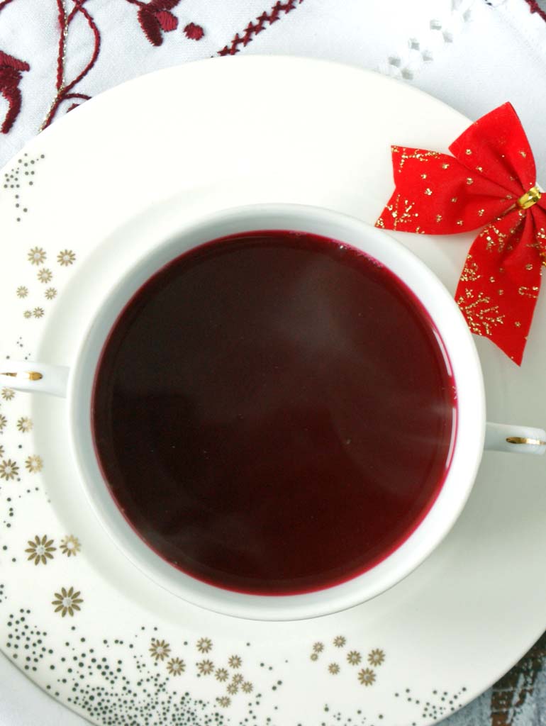 Domowa zupa z buraków, jabłka, włoszczyzny, barszcz wigilijny