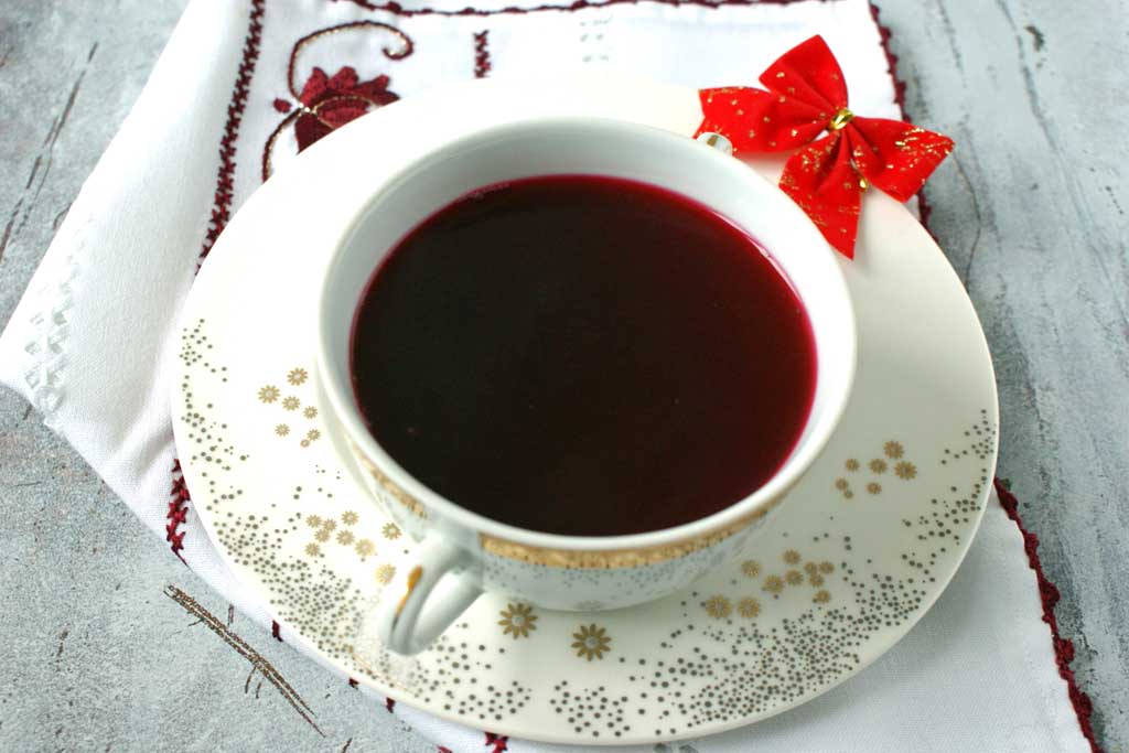 Domowa zupa z buraków, jabłka, włoszczyzny, barszcz wigilijny