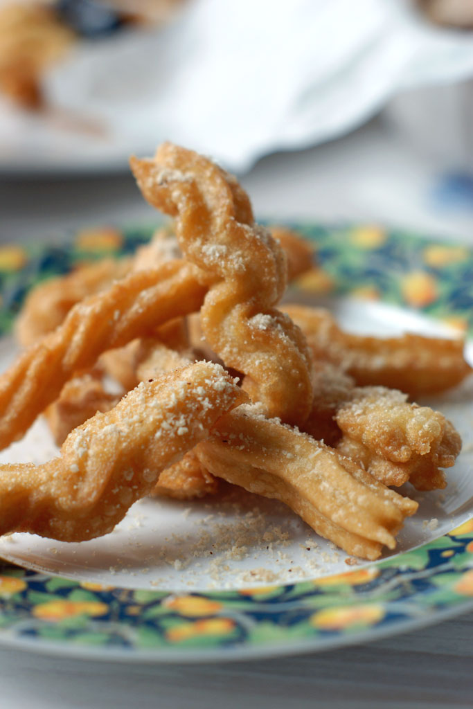 chrupiące, złote hiszpańskie churros, ciastka smażone z cukrem pudrem i sosem czekoladowym