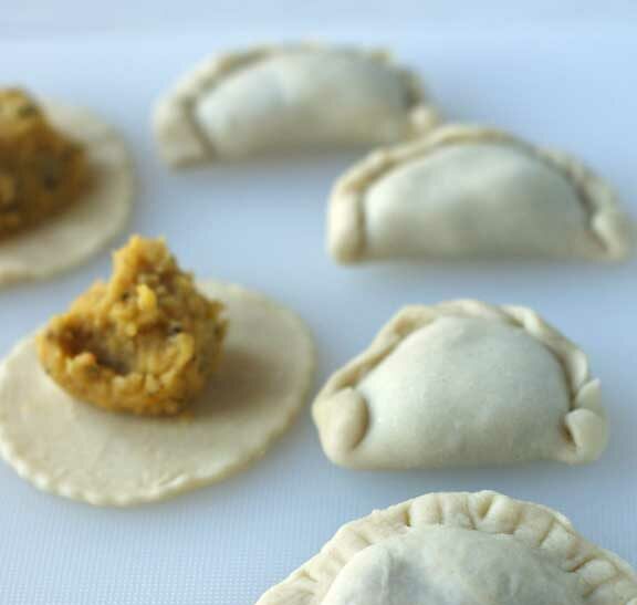 Gotowe do gotowania pierogi z soczewicą.