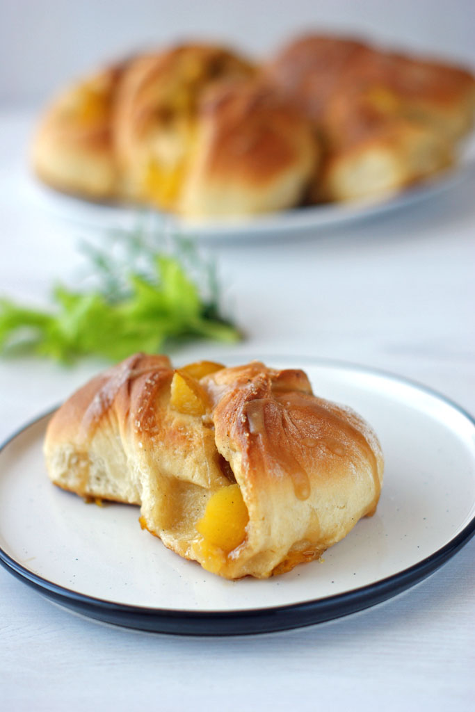 puszysta drożdżówka z jabłkiem i lukrem