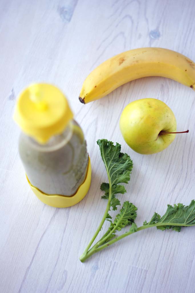 składniki zielonego smoothie, jarmuż, banan, jabłko