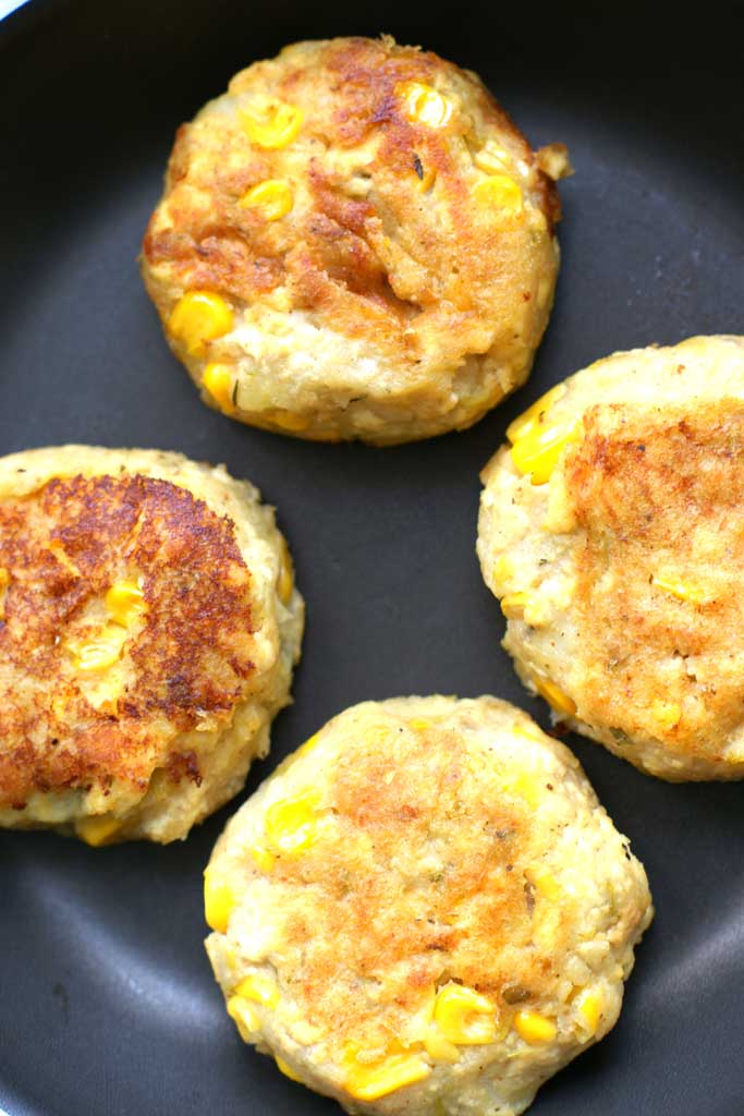 złociste, chrupiące kotleciki kukurydziane z tofu i ziemniakami