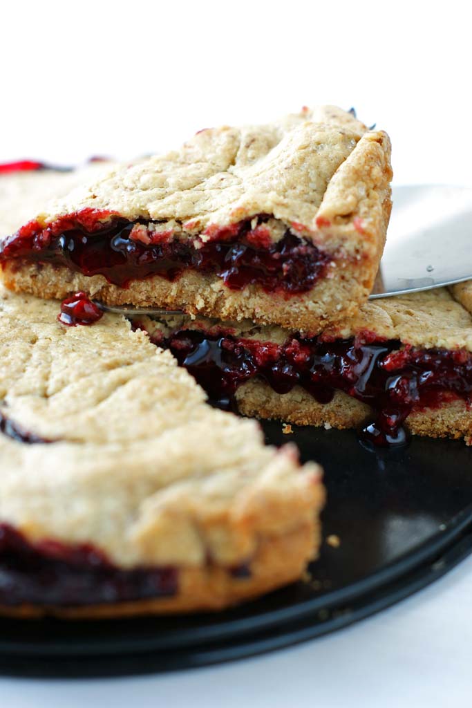 porcja ciasta migdałowego z wiśniami 