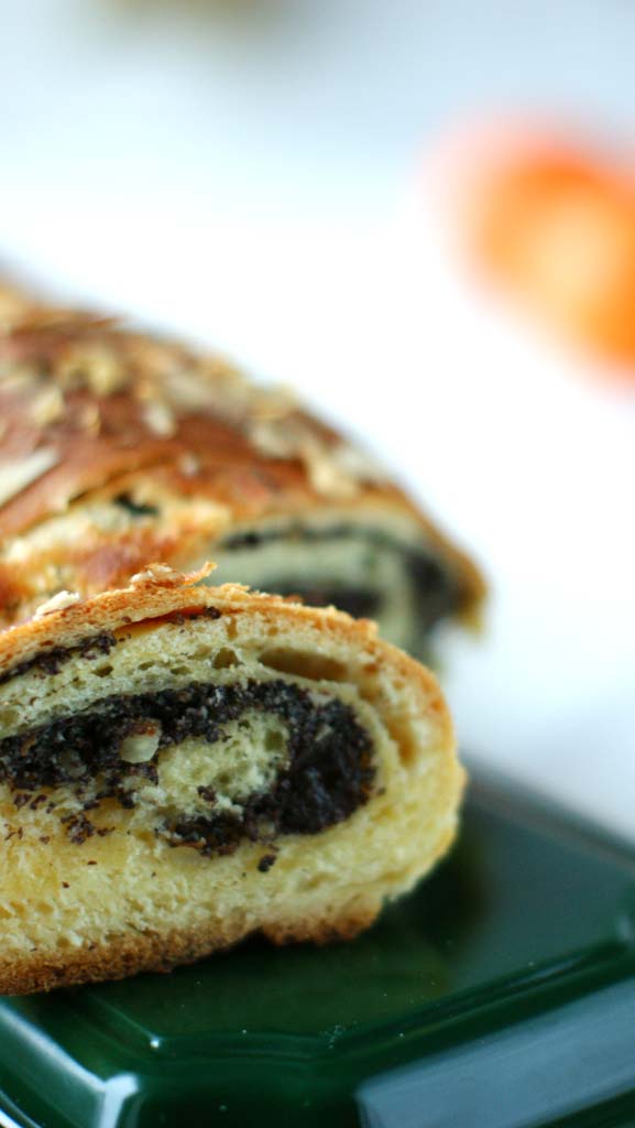 zawijane ciasto wigilijne z masą makową i bakaliami