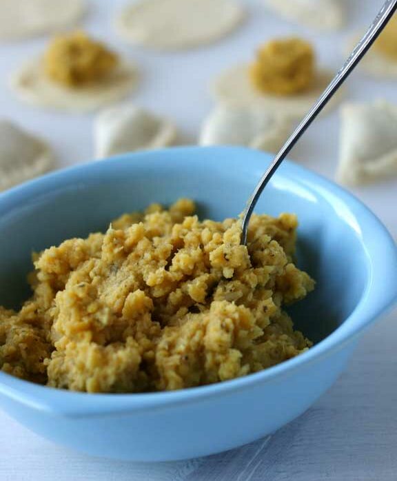 Porcja nadzienia z soczewicy do pierogów wegetariańskich.