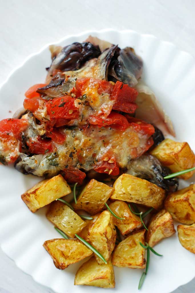 Zapiekana sałata radicchio z mozzarellą i pomidorami serwowana z pieczonymi ziemniakami