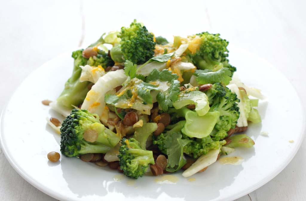 Sałatka z brokuła, soczewicy i kopru włoskiego z sosem pomarańczowym