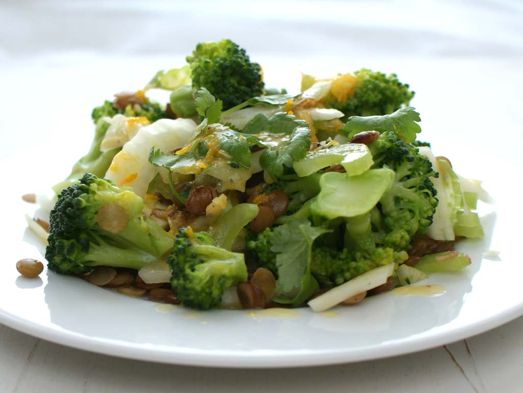 sałatka z brokułem, soczewicy z sosem pomarańczowym