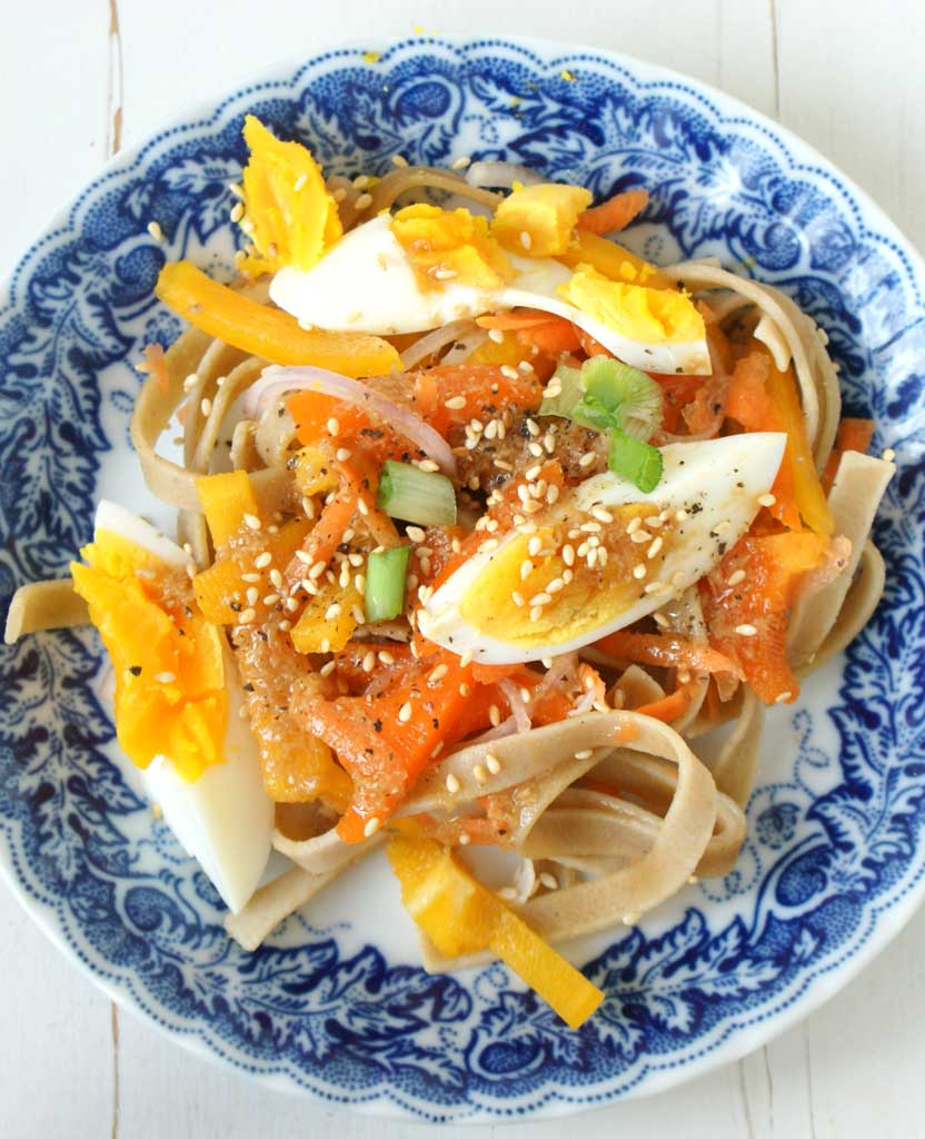 sałatka makaronowa z jajkiem, paprykami, chrzanem i sezamem