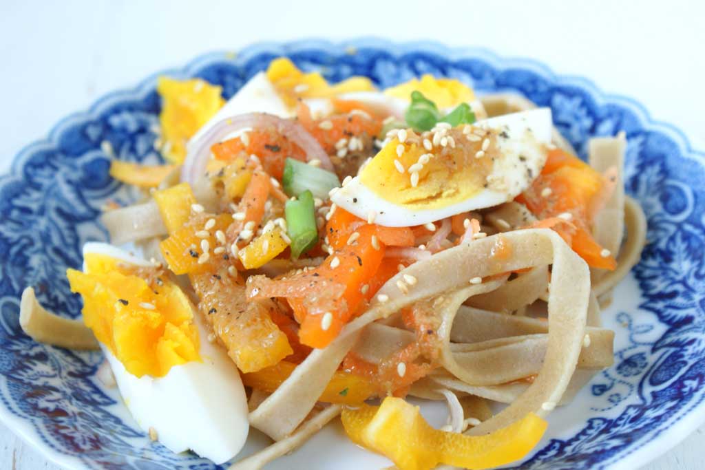 sałatka liang mein z makaronem gryczanym, chrzanem i papryką