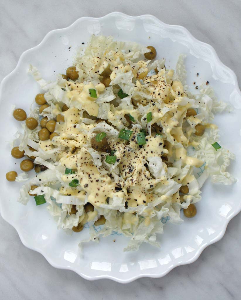 Szatkowana kapusta pekińska z groszkiem i sosem jajecznym