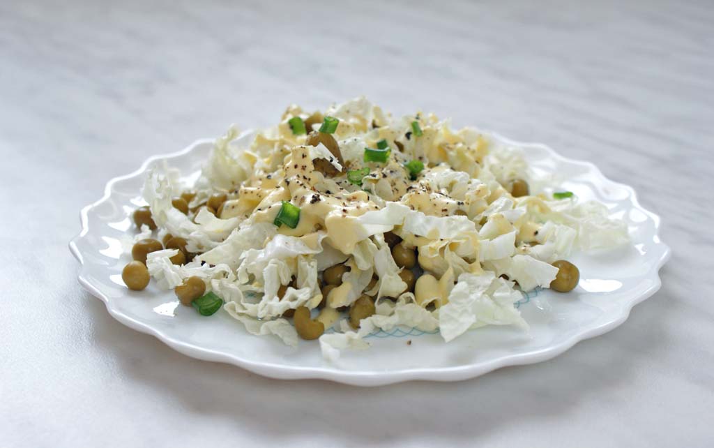 sałatka z kapusty pekińskiej, groszku i ogórka konserwowego z sosem jajecznym