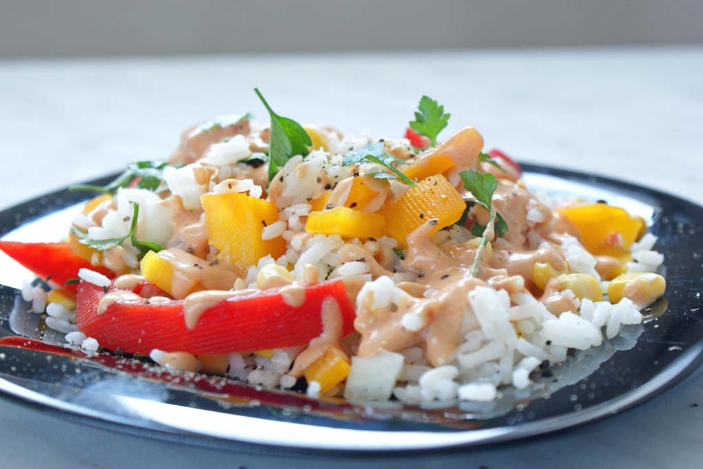 sałatka na bazie ryżu, papryki z sosem jogurtowym. sałatka węgierska