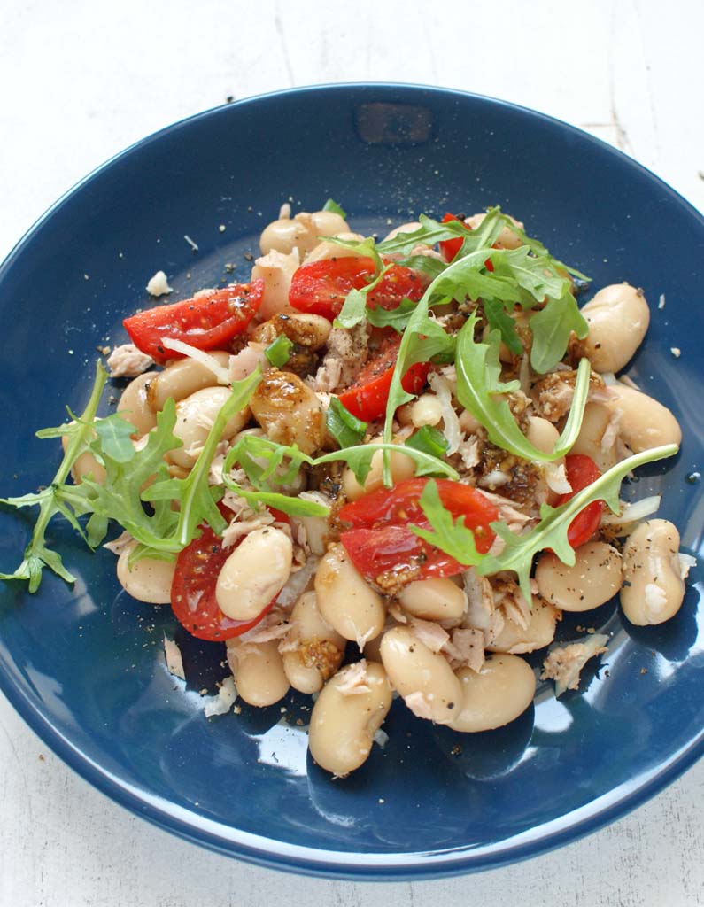 sałatka z tuńczyka, białej fasoli podana z rukolą i pomidorkamiii