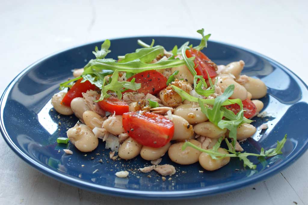 porcja sałatki bogatej w białko