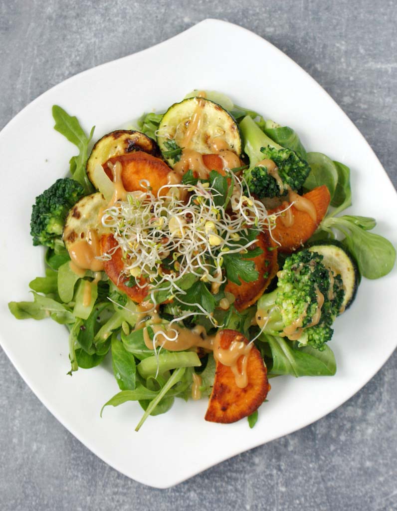 sałatka z zielonych warzyw z sosem fistaszkowym.