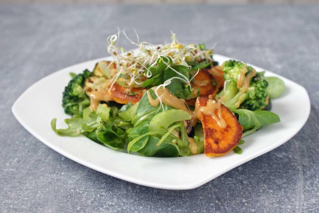 brokuł, batat, cukinia i sos orzechowy