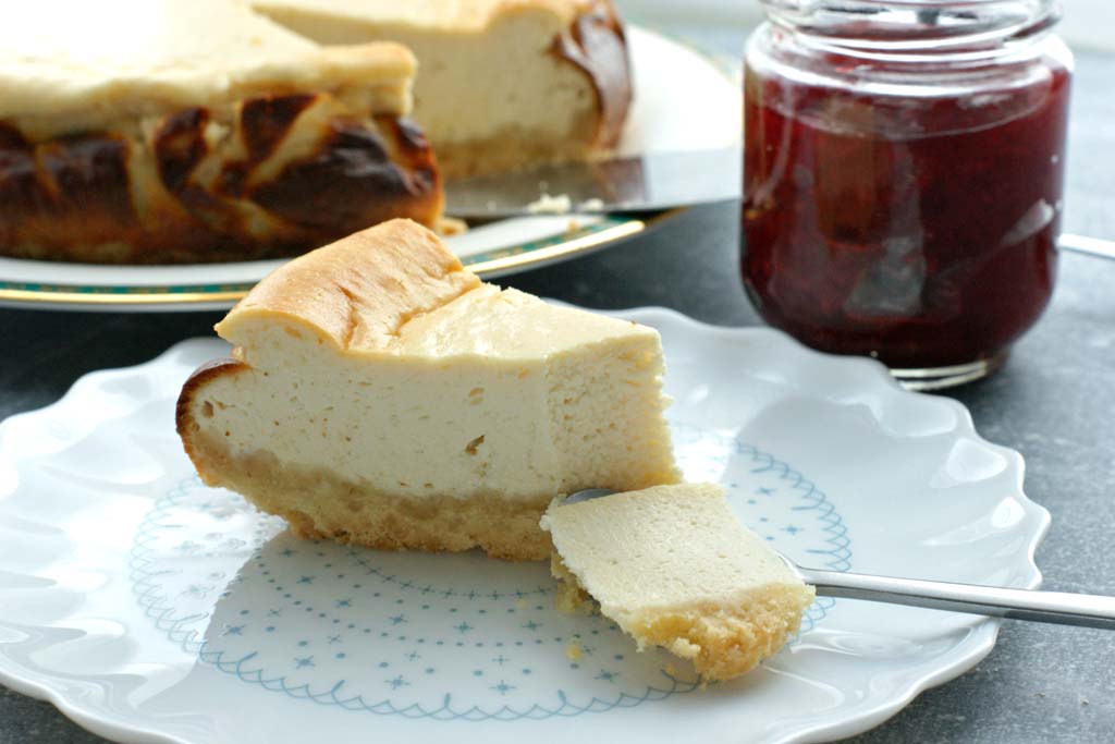 porcja sernika śmietankowego