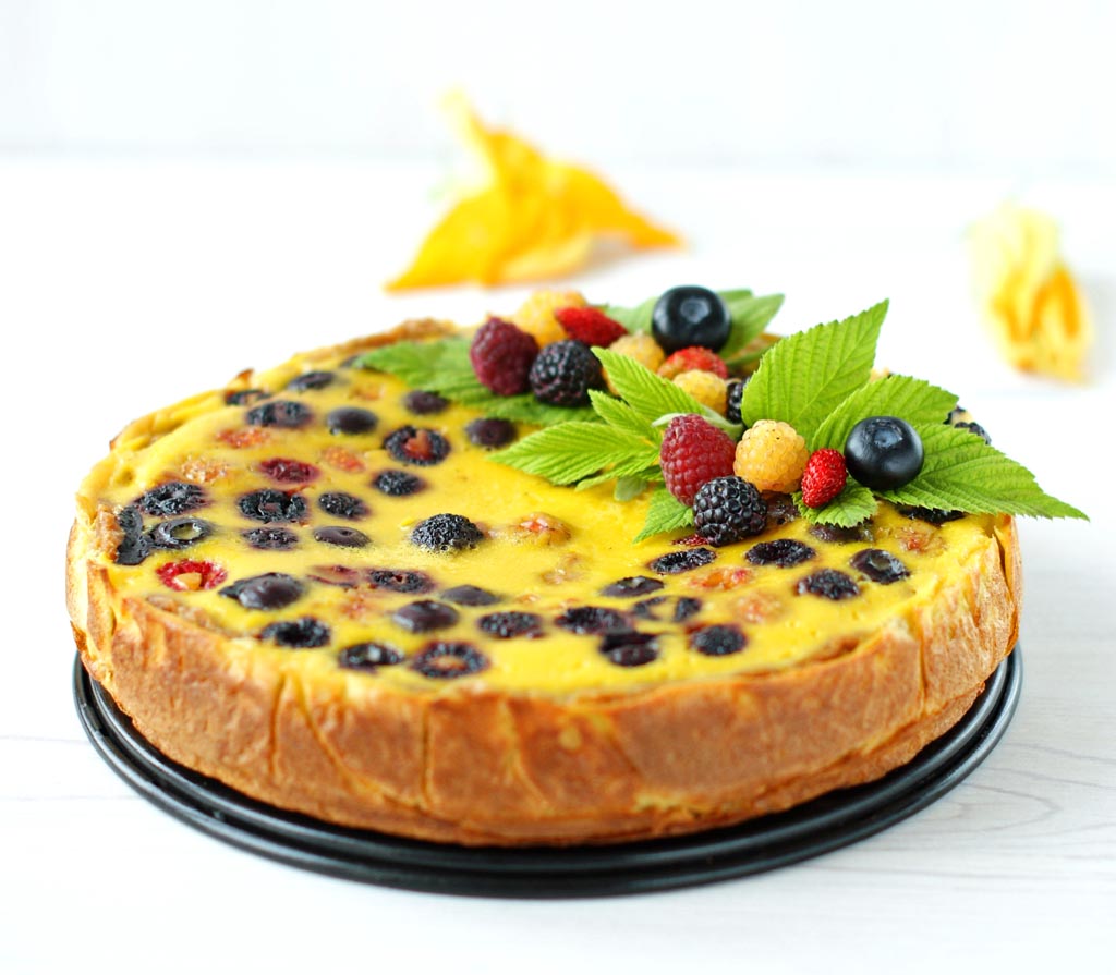 tarta jogurtowa z owocami jagodowymi, malinami i borówkami