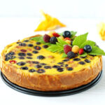 tarta jogurtowa z owocami jagodowymi, malinami i borówkami