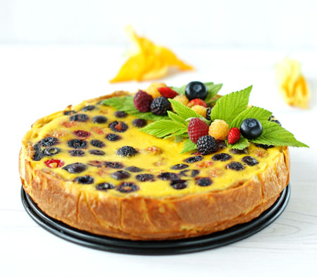 tarta jogurtowa z owocami jagodowymi, malinami i borówkami