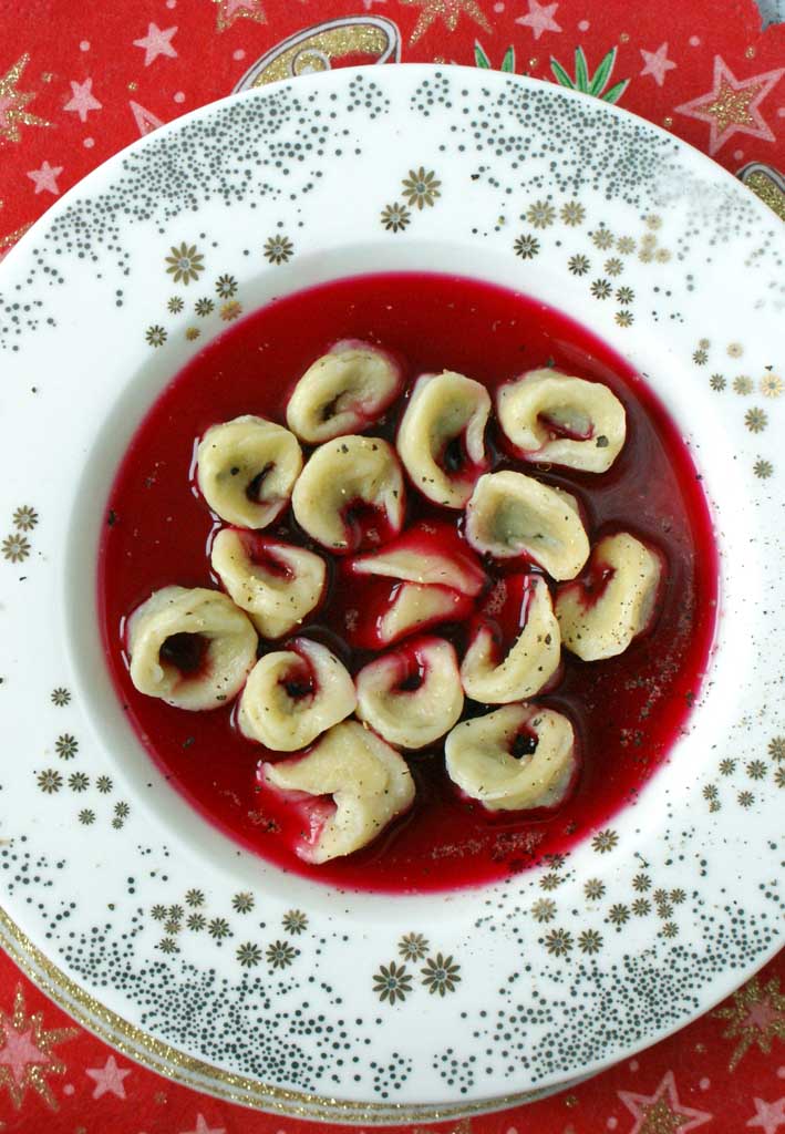 Wigilijne mini pierożki, uszka z nadzieniem grzybowym podane w barszczu.